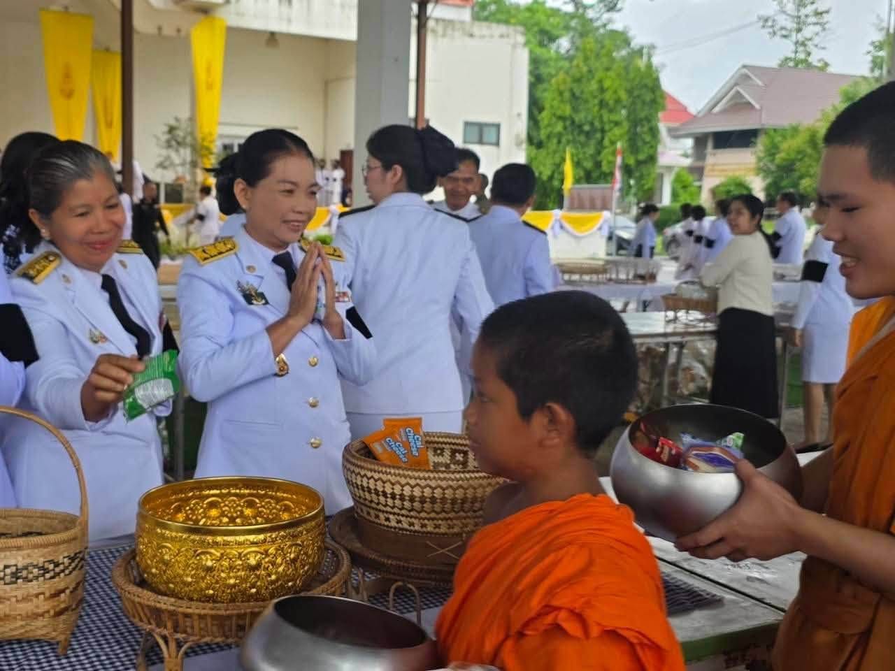 title - ส.ป.ก.ยโสธร ร่วมพิธีเจริญพระพุทธมนต์ อธิษฐานภาวนาขอพรและทำบุญตักบาตรเพื่อถวายเป็นพระราชกุศล แด่พระบาทสมเด็จพระเจ้าอยู่หัว เนื่องในโอกาสวันเฉลิมพระชนมพรรษา และประกอบพิธีถวายสัตย์ปฏิญาณ เพื่อเป็นข้าราชการที่ดี